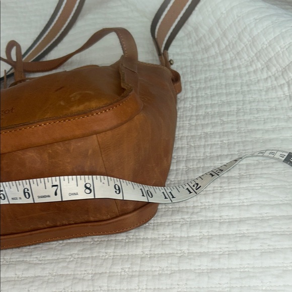 Luxurious Tan Leather Crossbody Bag - Picture 11 of 14